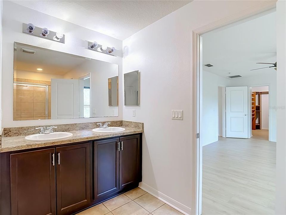 En Venta: $449,000 (4 camas, 2 baños, 2572 Pies cuadrados)
