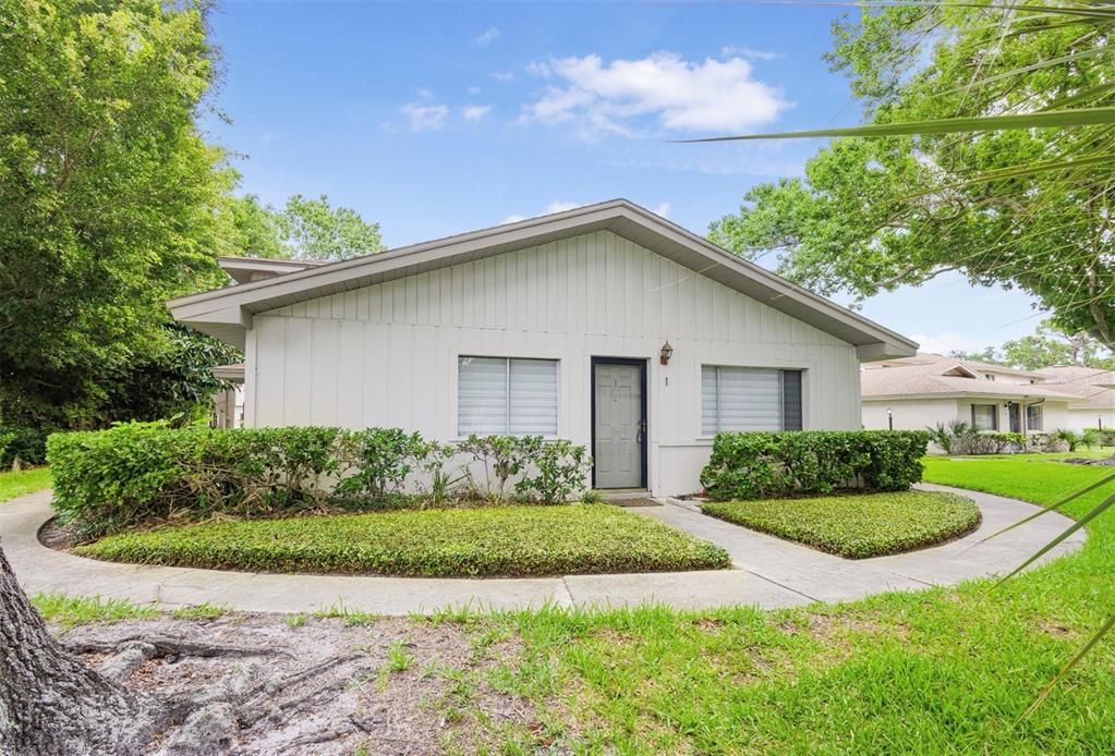 For Rent: $1,600 (2 beds, 1 baths, 758 Square Feet)