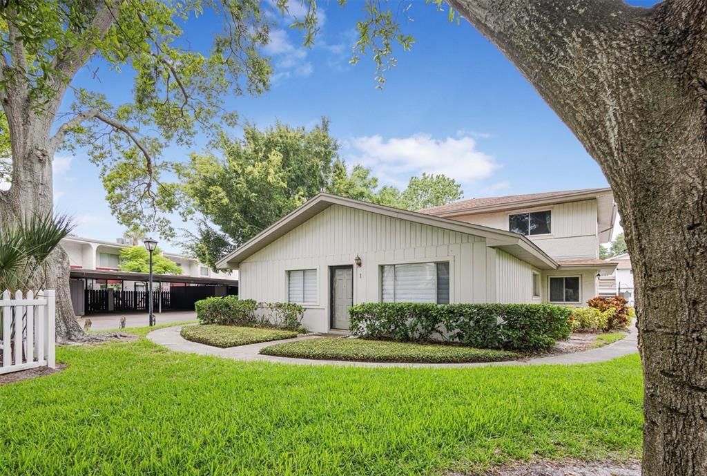 For Rent: $1,600 (2 beds, 1 baths, 758 Square Feet)