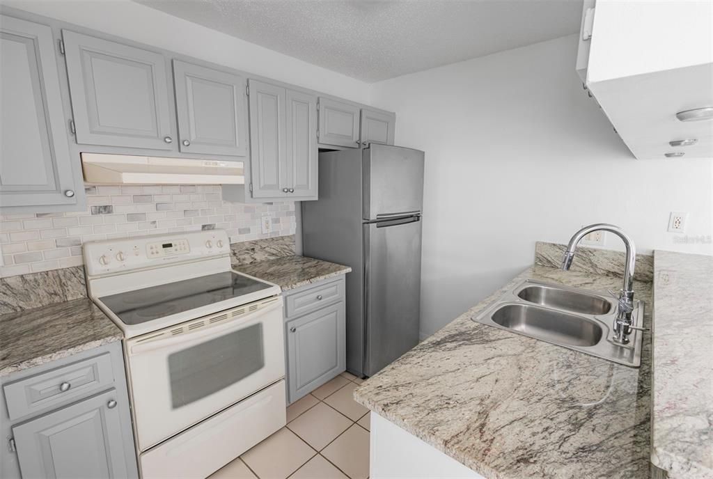 For Rent: $1,600 (2 beds, 1 baths, 758 Square Feet)