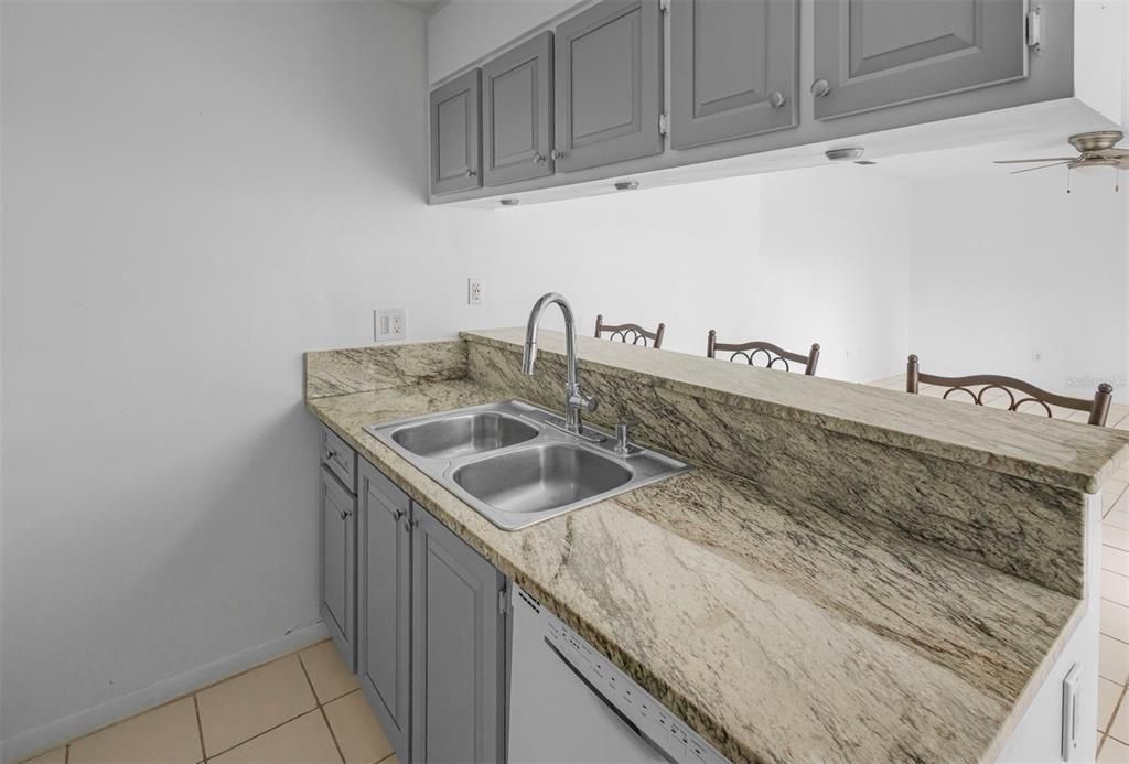 For Rent: $1,600 (2 beds, 1 baths, 758 Square Feet)