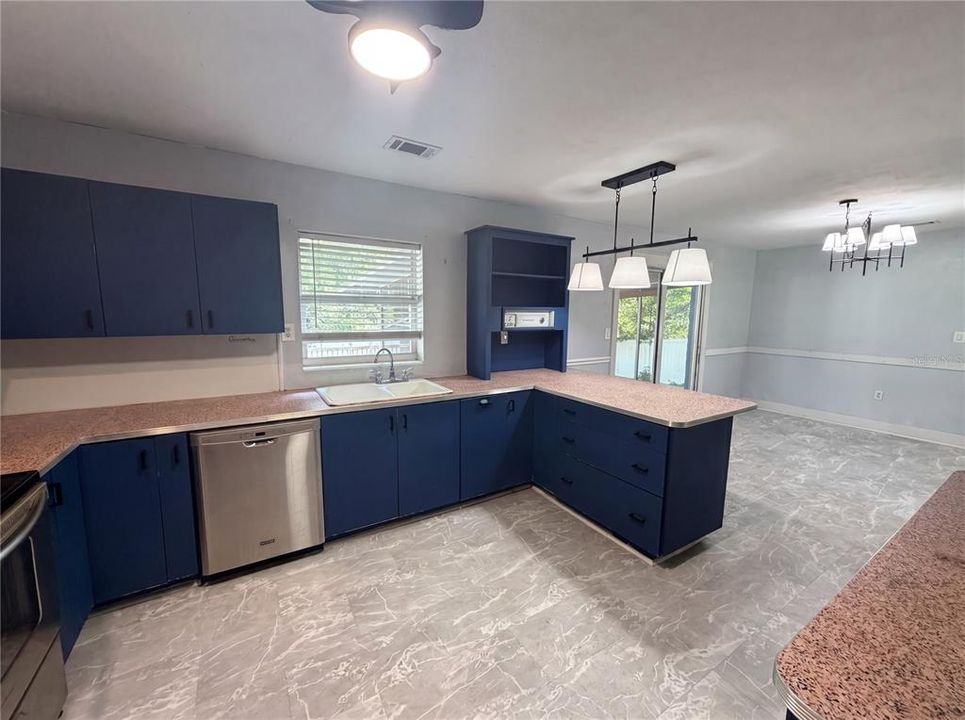 For Sale: $260,000 (3 beds, 2 baths, 1274 Square Feet)