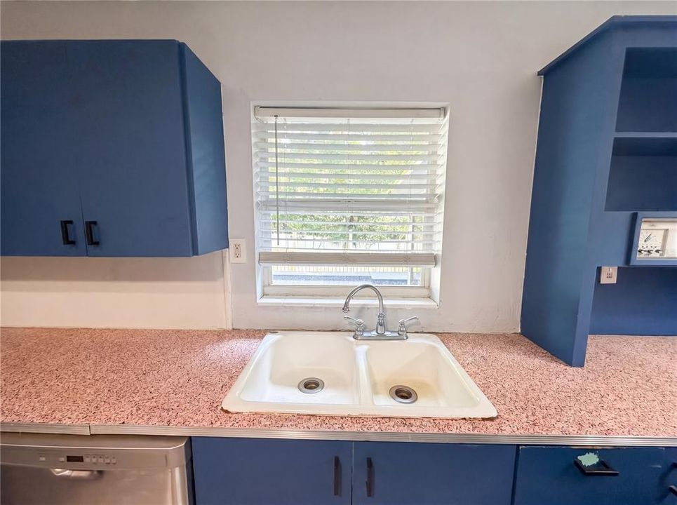 For Sale: $260,000 (3 beds, 2 baths, 1274 Square Feet)