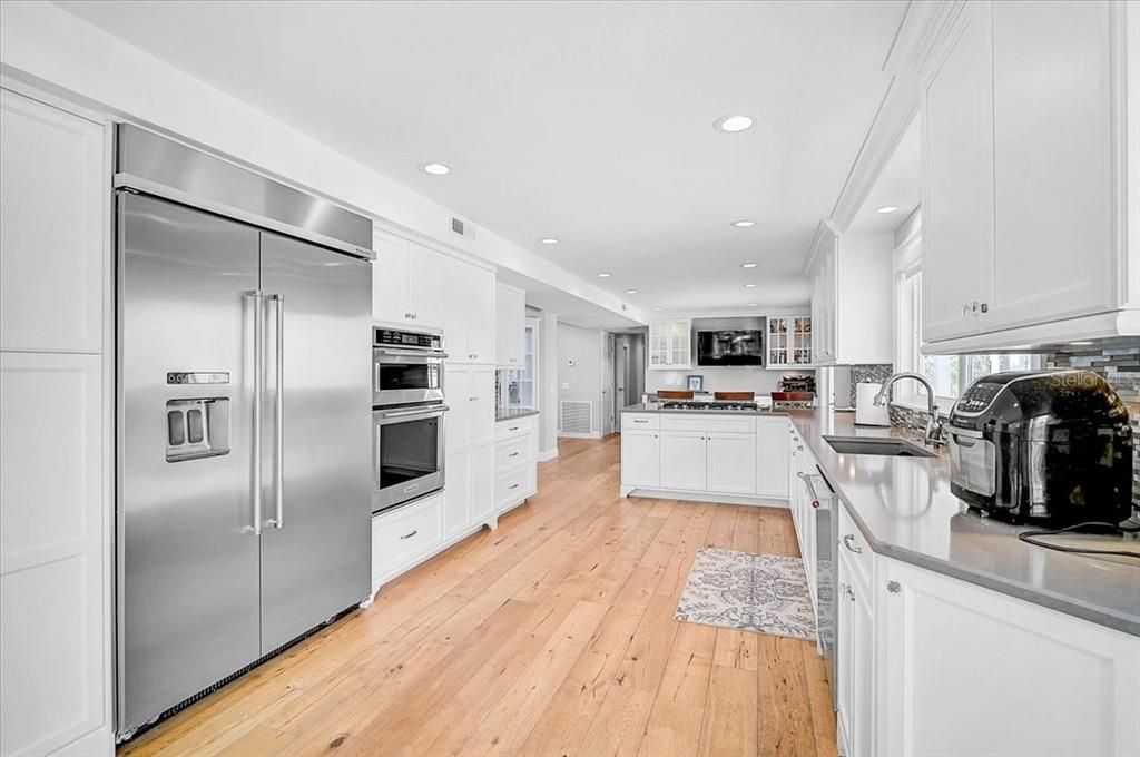 For Sale: $2,995,000 (5 beds, 4 baths, 5106 Square Feet)