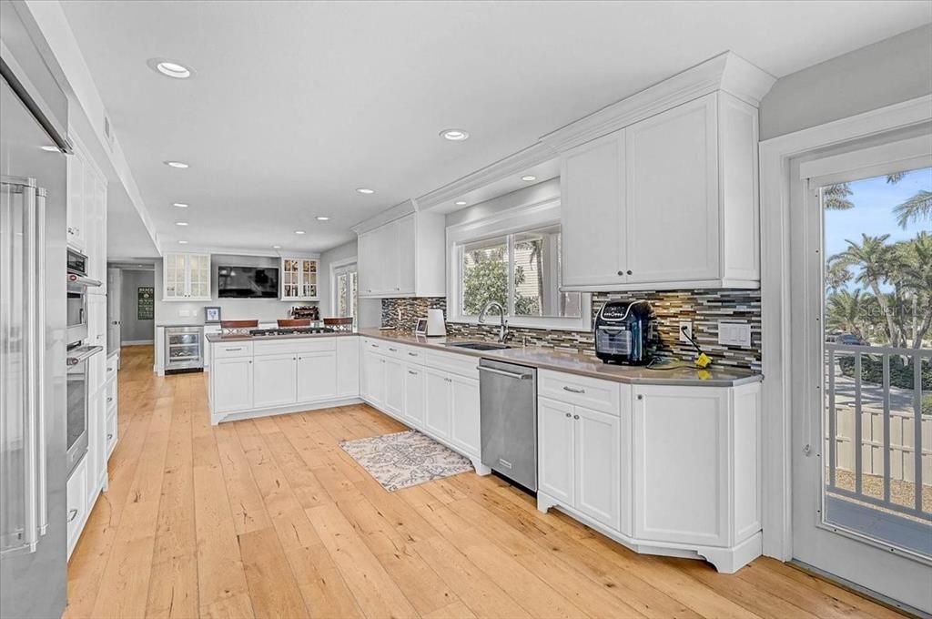 For Sale: $2,995,000 (5 beds, 4 baths, 5106 Square Feet)