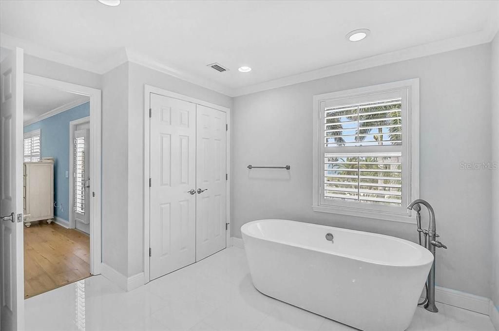 For Sale: $2,995,000 (5 beds, 4 baths, 5106 Square Feet)