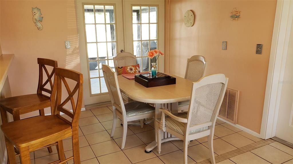 For Sale: $299,000 (2 beds, 2 baths, 1036 Square Feet)