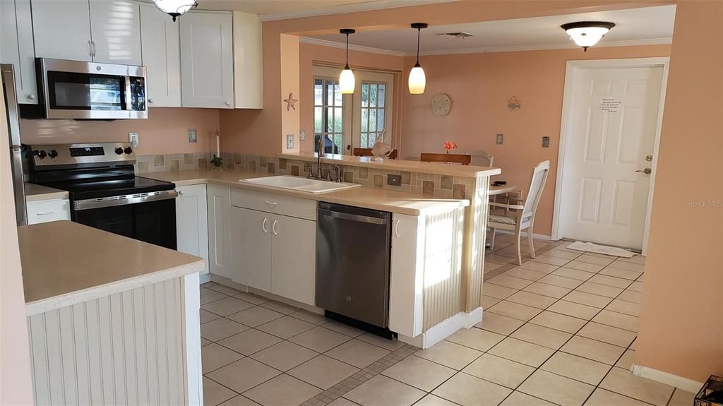 For Sale: $299,000 (2 beds, 2 baths, 1036 Square Feet)