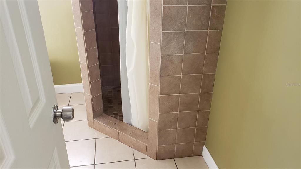 For Sale: $299,000 (2 beds, 2 baths, 1036 Square Feet)