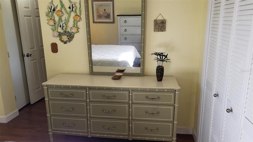 For Sale: $299,000 (2 beds, 2 baths, 1036 Square Feet)