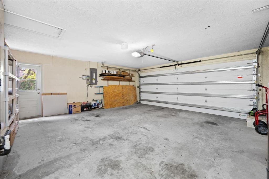 Activo con contrato: $749,900 (4 camas, 2 baños, 2246 Pies cuadrados)