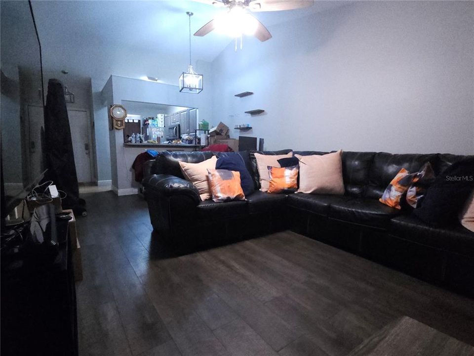 For Sale: $194,999 (1 beds, 1 baths, 709 Square Feet)