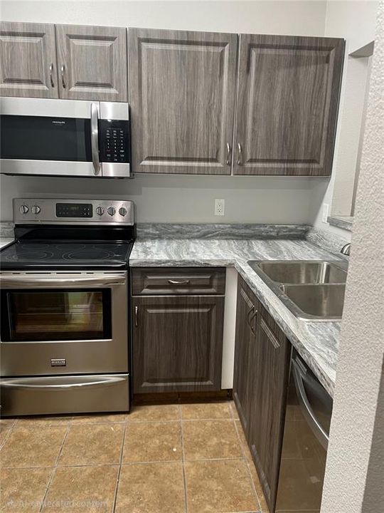 For Sale: $194,999 (1 beds, 1 baths, 709 Square Feet)