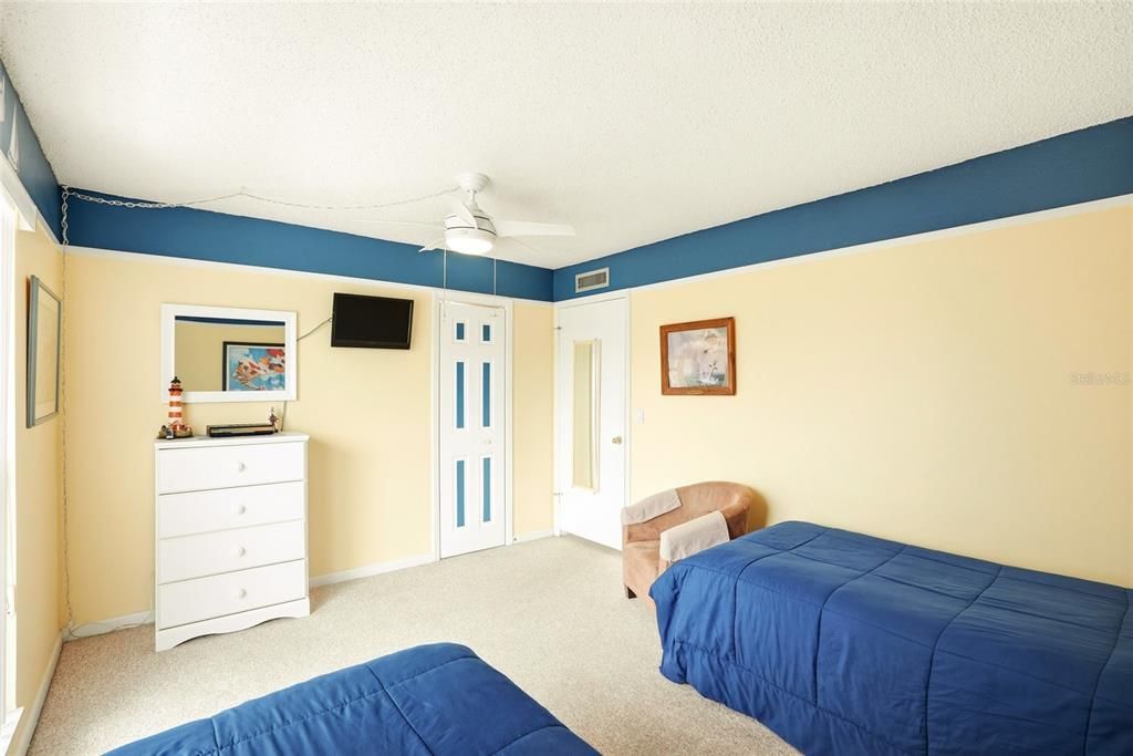 For Sale: $359,999 (2 beds, 1 baths, 915 Square Feet)