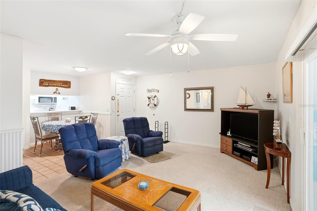 For Sale: $359,999 (2 beds, 1 baths, 915 Square Feet)