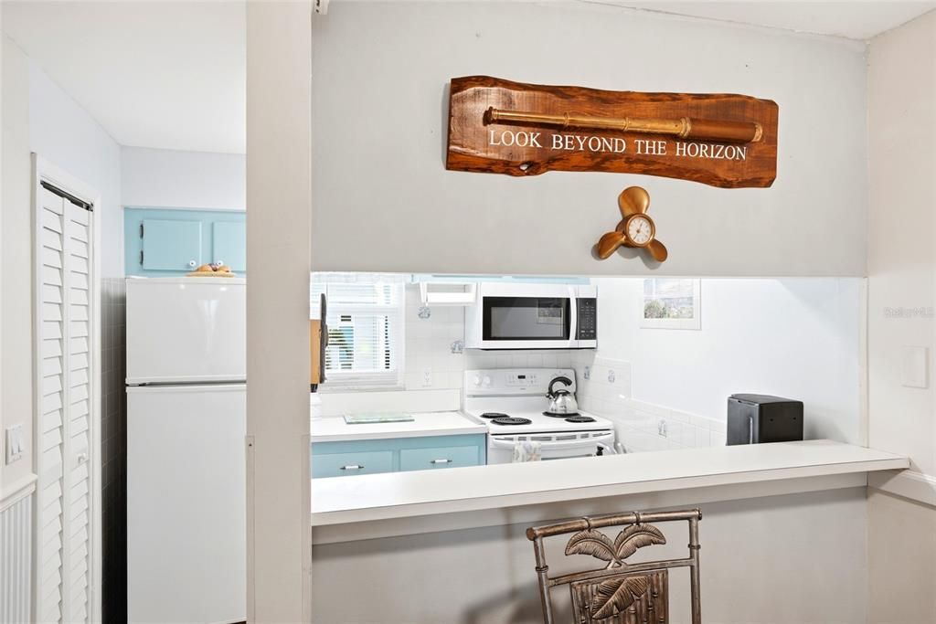 For Sale: $359,999 (2 beds, 1 baths, 915 Square Feet)