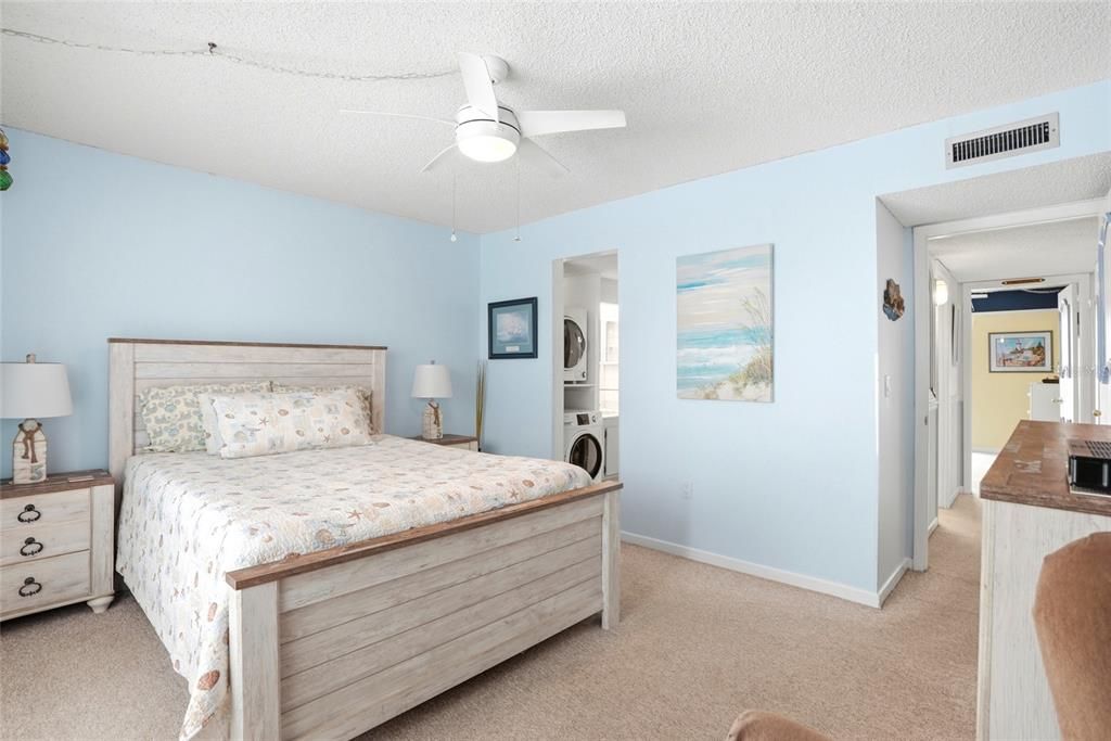 For Sale: $359,999 (2 beds, 1 baths, 915 Square Feet)