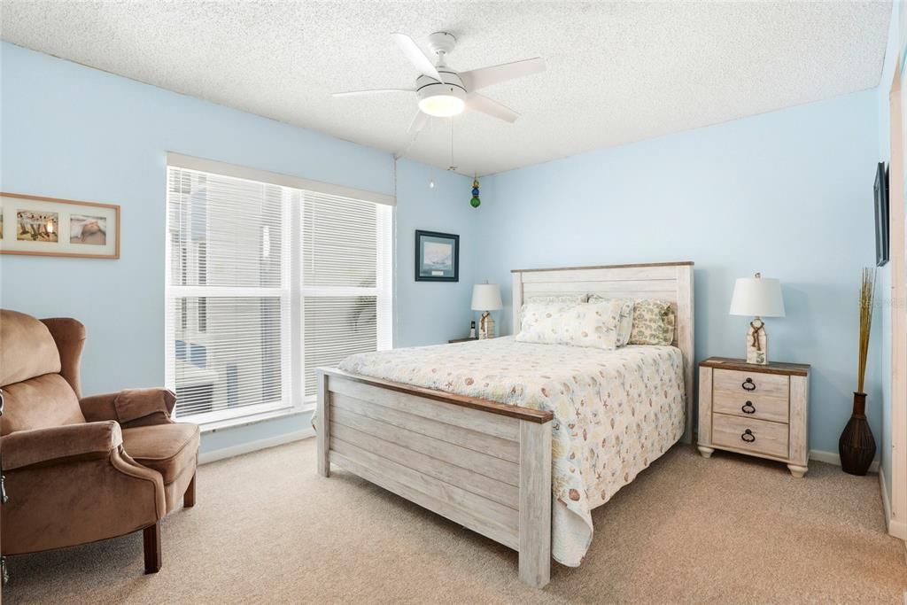 For Sale: $359,999 (2 beds, 1 baths, 915 Square Feet)