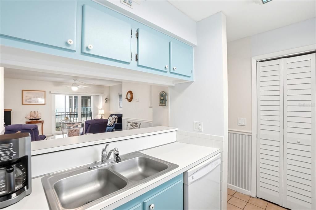 For Sale: $359,999 (2 beds, 1 baths, 915 Square Feet)