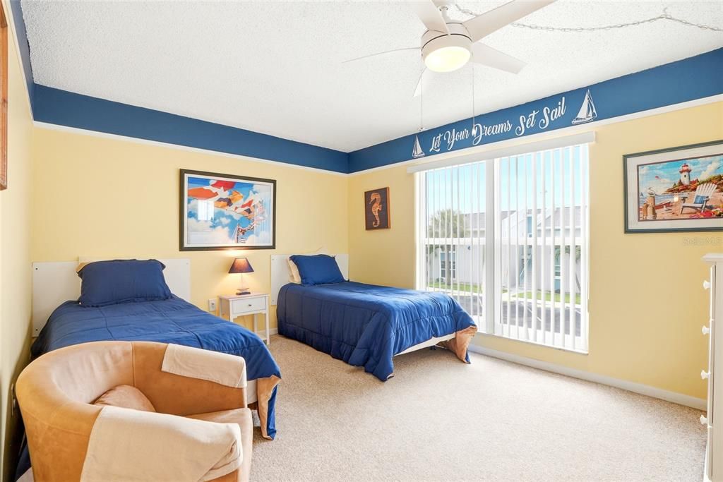For Sale: $359,999 (2 beds, 1 baths, 915 Square Feet)