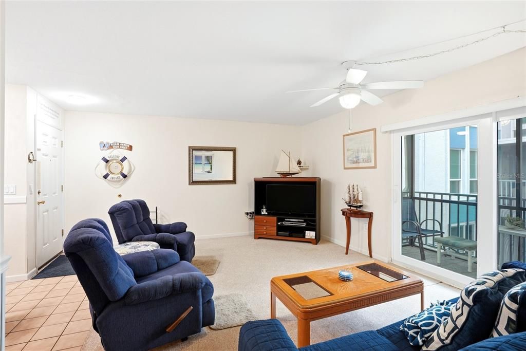 For Sale: $359,999 (2 beds, 1 baths, 915 Square Feet)
