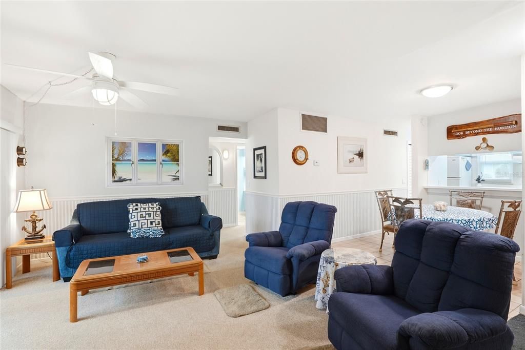For Sale: $359,999 (2 beds, 1 baths, 915 Square Feet)