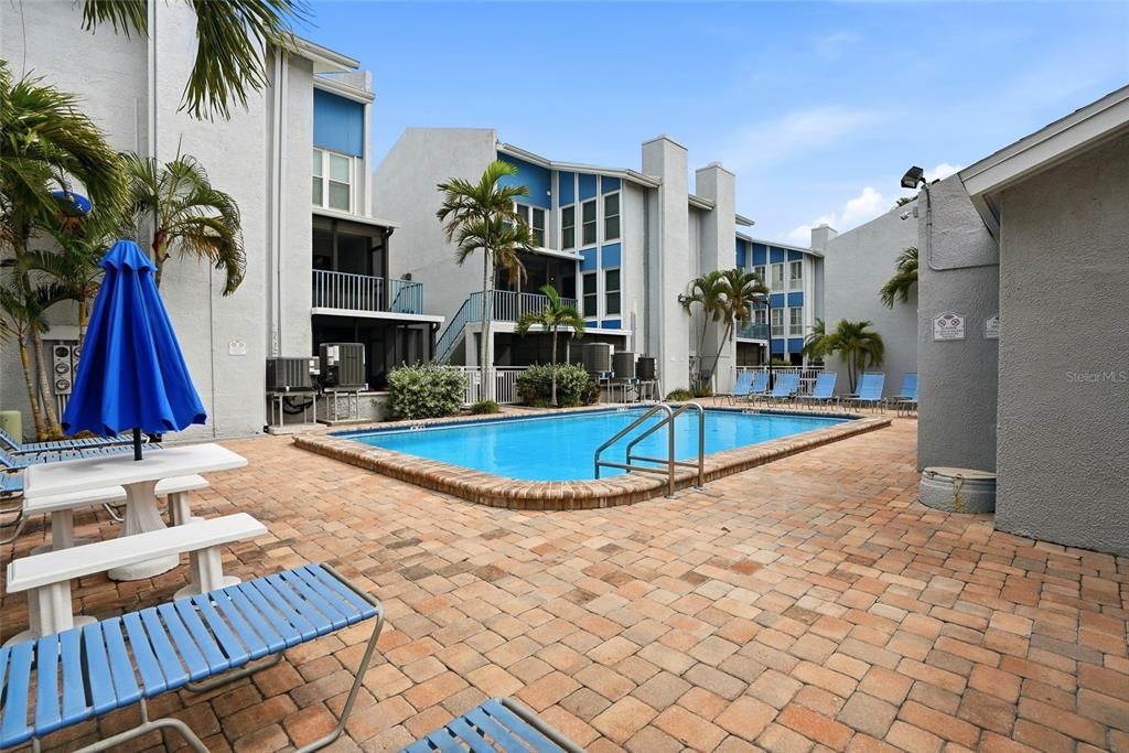 For Sale: $359,999 (2 beds, 1 baths, 915 Square Feet)