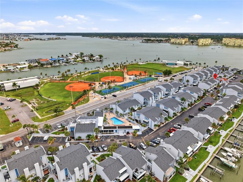 For Sale: $359,999 (2 beds, 1 baths, 915 Square Feet)