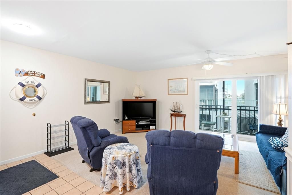 For Sale: $359,999 (2 beds, 1 baths, 915 Square Feet)