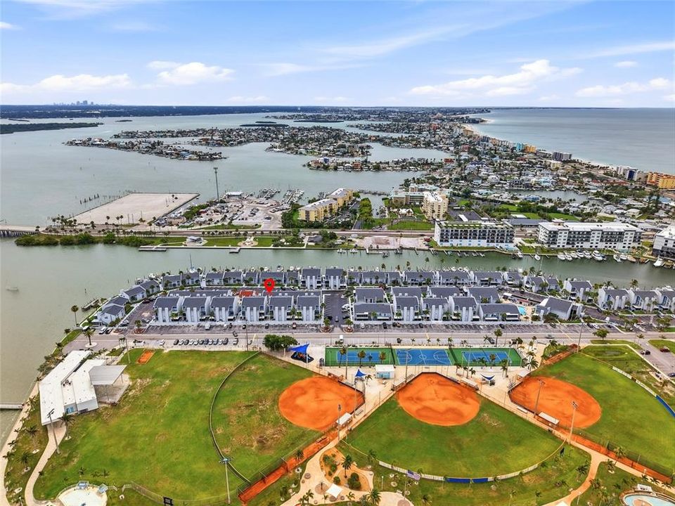For Sale: $359,999 (2 beds, 1 baths, 915 Square Feet)