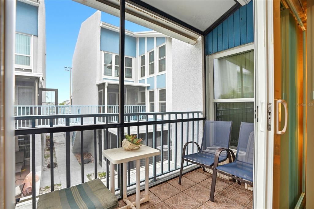 For Sale: $359,999 (2 beds, 1 baths, 915 Square Feet)