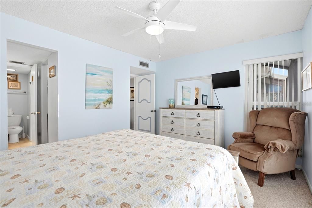 For Sale: $359,999 (2 beds, 1 baths, 915 Square Feet)