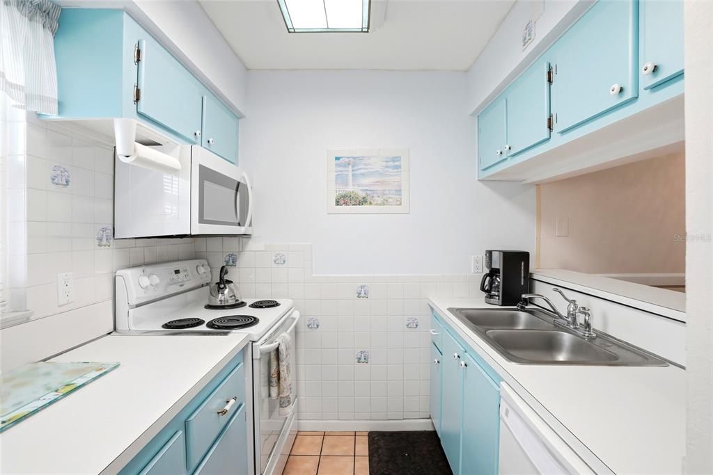 For Sale: $359,999 (2 beds, 1 baths, 915 Square Feet)