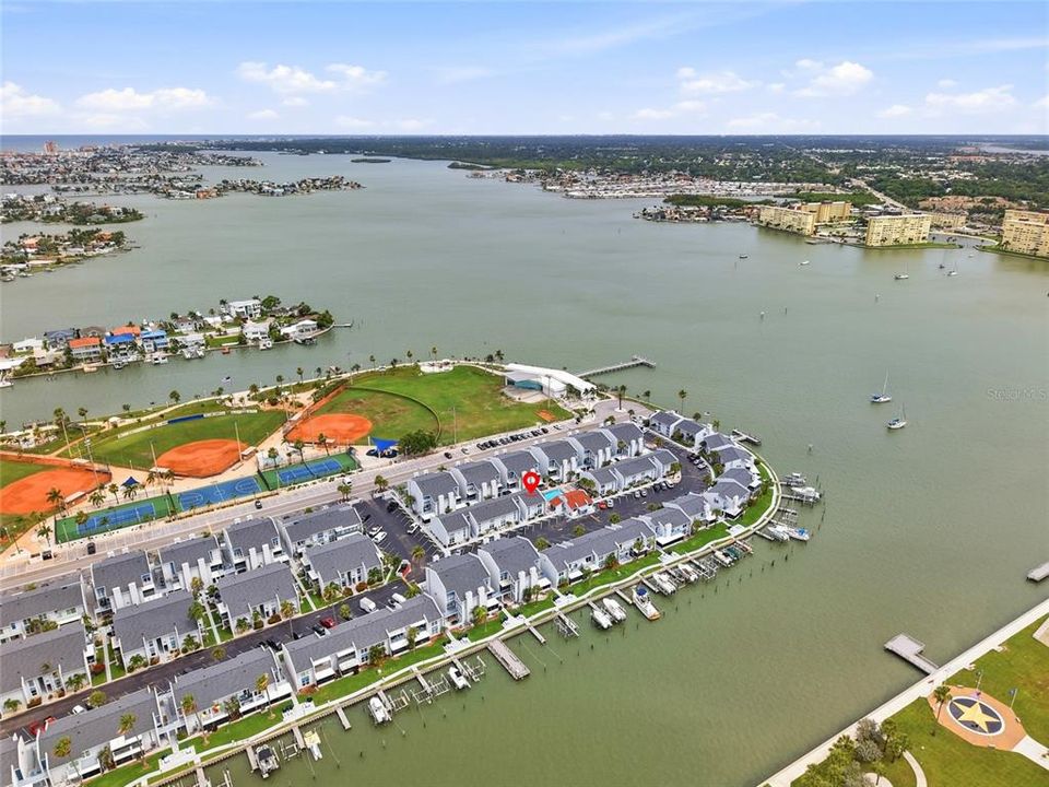 For Sale: $359,999 (2 beds, 1 baths, 915 Square Feet)