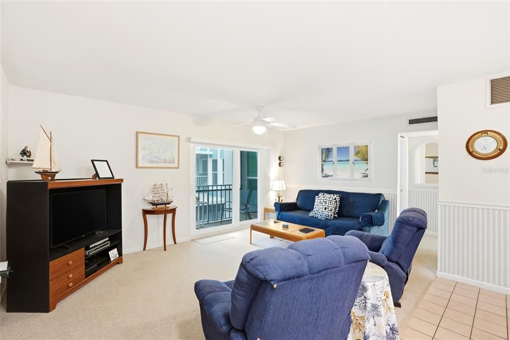 For Sale: $359,999 (2 beds, 1 baths, 915 Square Feet)