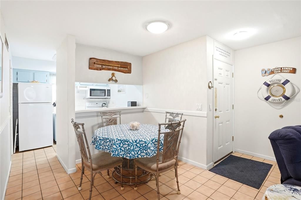 For Sale: $359,999 (2 beds, 1 baths, 915 Square Feet)