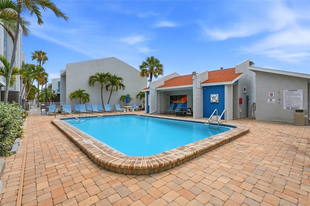 For Sale: $359,999 (2 beds, 1 baths, 915 Square Feet)