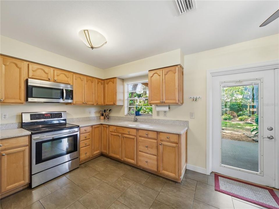 For Sale: $269,500 (3 beds, 1 baths, 1138 Square Feet)