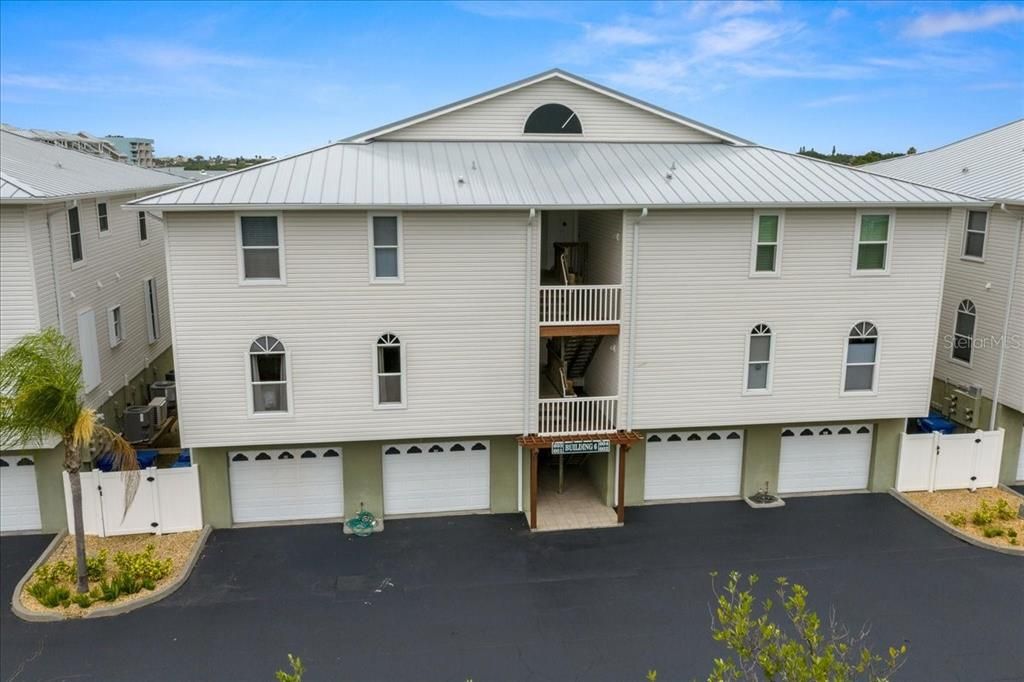 For Sale: $569,900 (2 beds, 2 baths, 1390 Square Feet)
