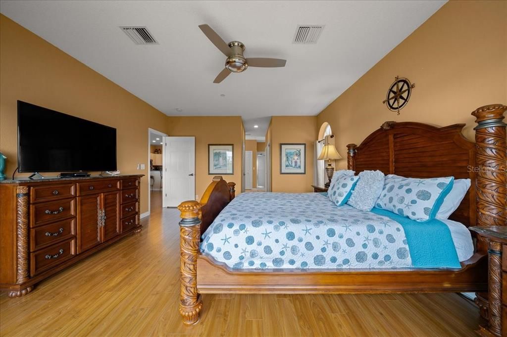 For Sale: $569,900 (2 beds, 2 baths, 1390 Square Feet)