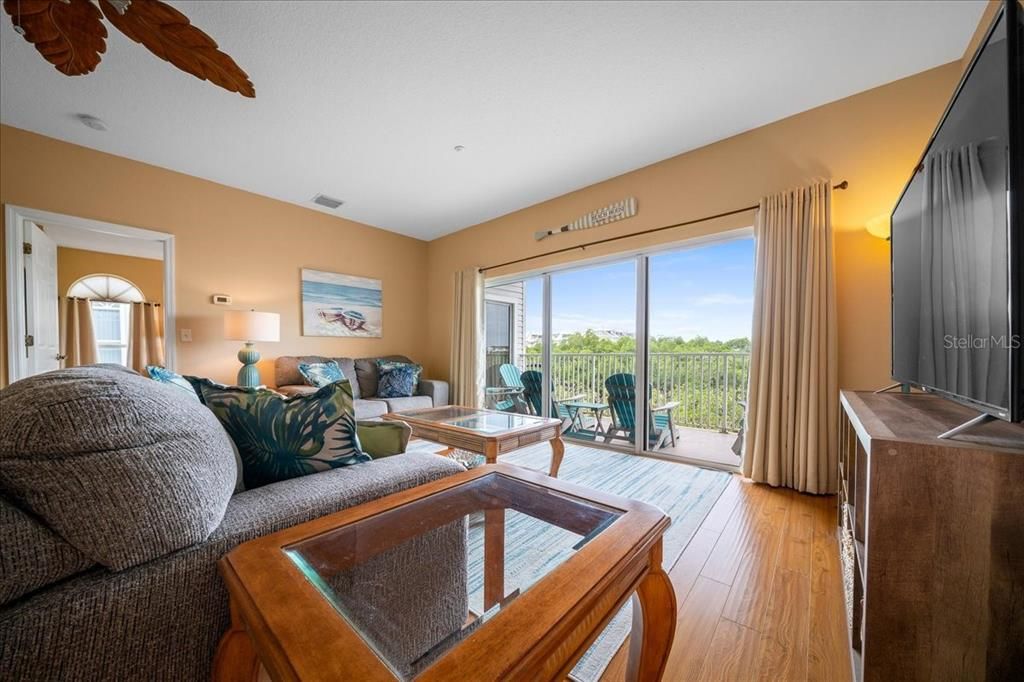 For Sale: $569,900 (2 beds, 2 baths, 1390 Square Feet)