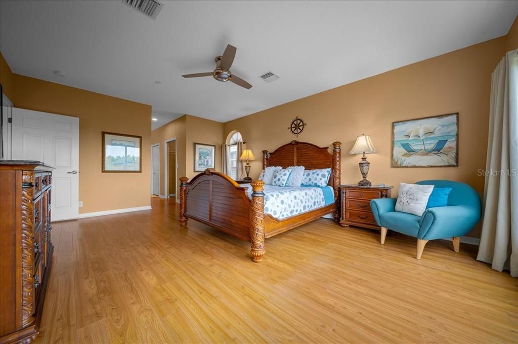 For Sale: $569,900 (2 beds, 2 baths, 1390 Square Feet)