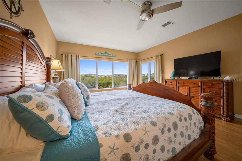 For Sale: $569,900 (2 beds, 2 baths, 1390 Square Feet)