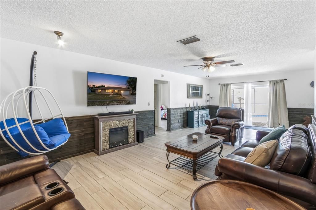 For Sale: $283,000 (3 beds, 2 baths, 1436 Square Feet)