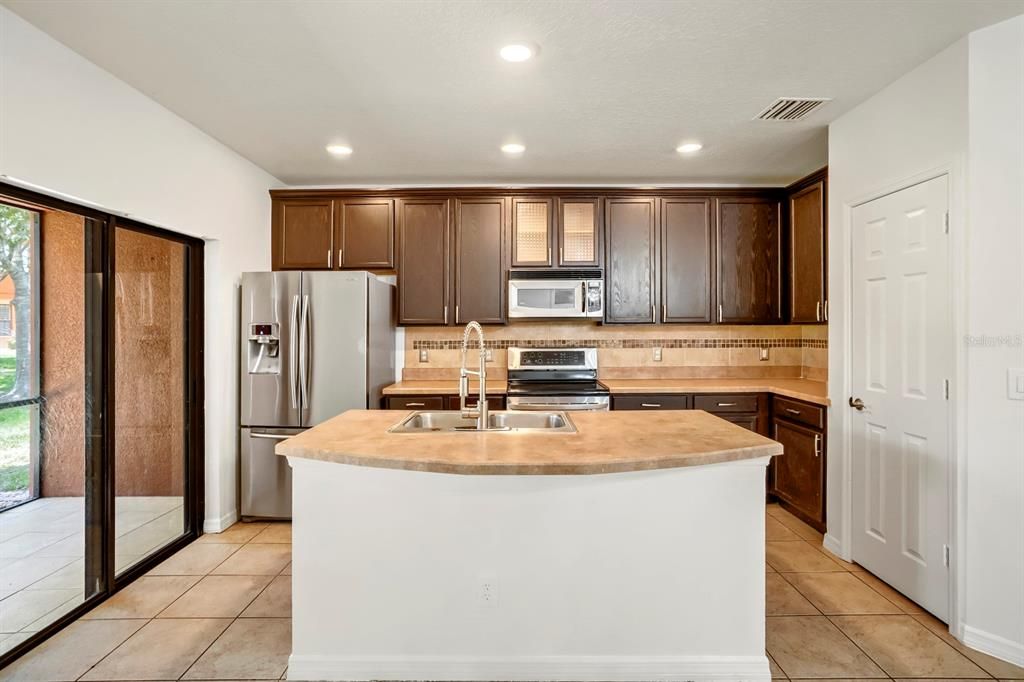 For Sale: $225,000 (2 beds, 2 baths, 1290 Square Feet)