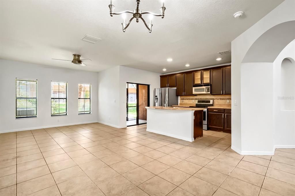 For Sale: $225,000 (2 beds, 2 baths, 1290 Square Feet)