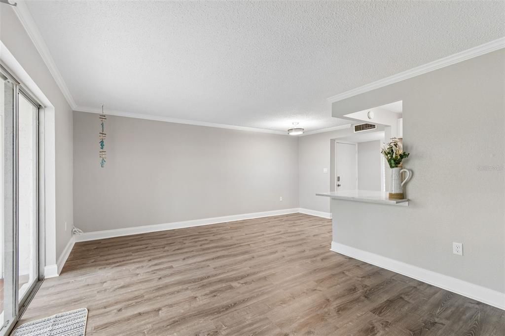 For Sale: $110,000 (1 beds, 1 baths, 747 Square Feet)