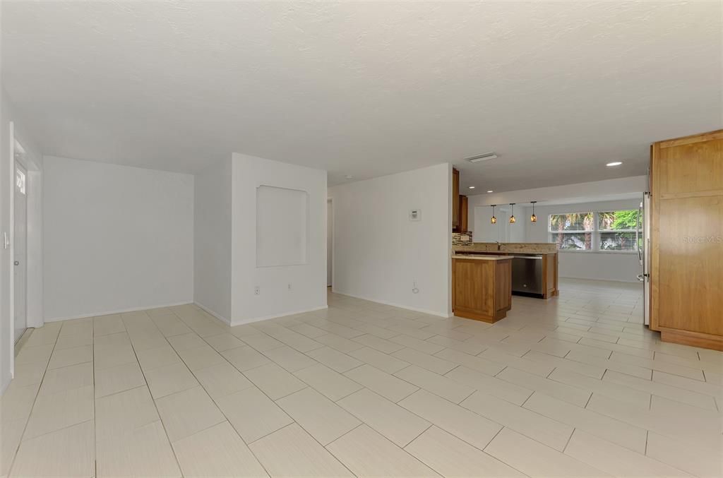 For Sale: $349,000 (3 beds, 2 baths, 1381 Square Feet)