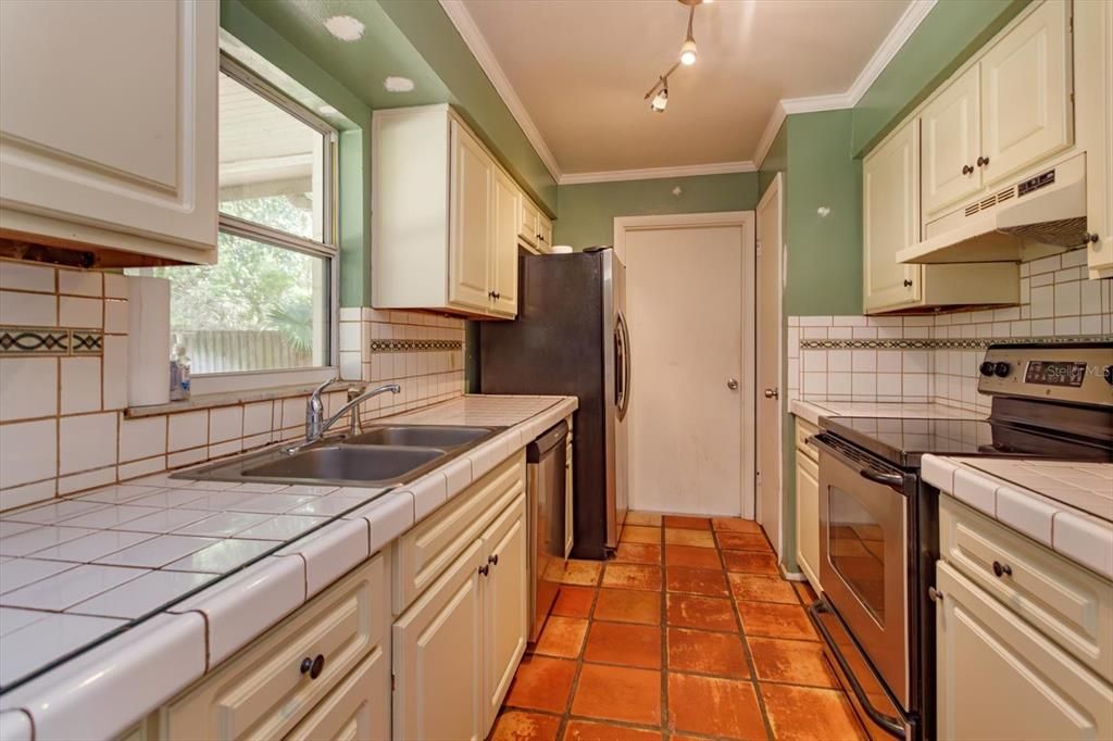 For Sale: $299,000 (3 beds, 2 baths, 1000 Square Feet)