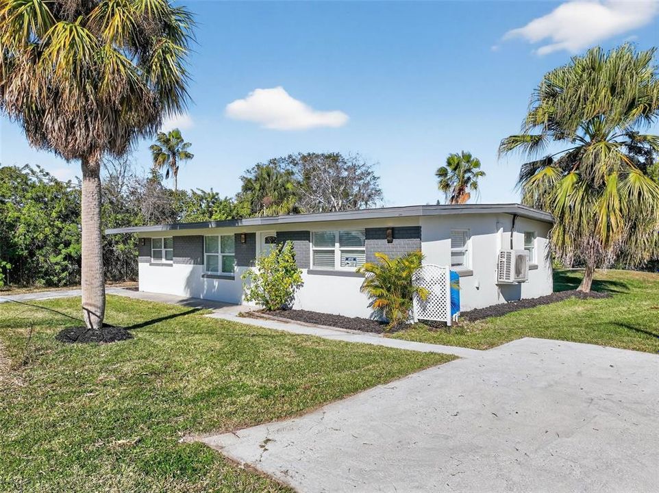 For Rent: $2,200 (4 beds, 2 baths, 1349 Square Feet)